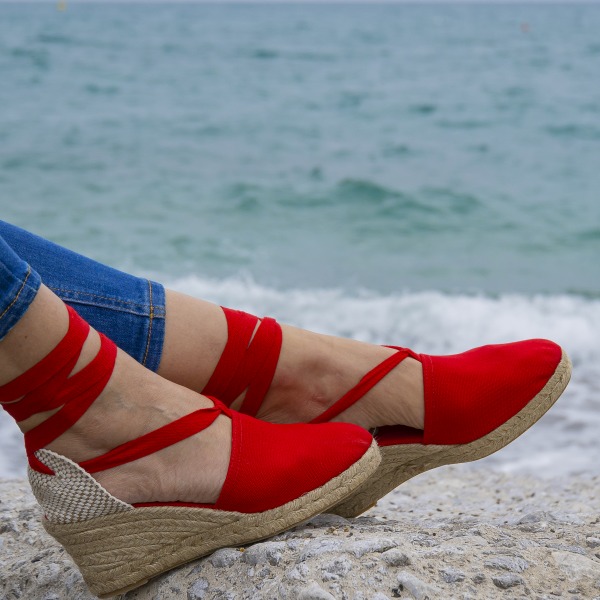 Nel viaggio della vita, meglio andarci comode! Ecco 3 modelli di scarpe estive che fanno per te!